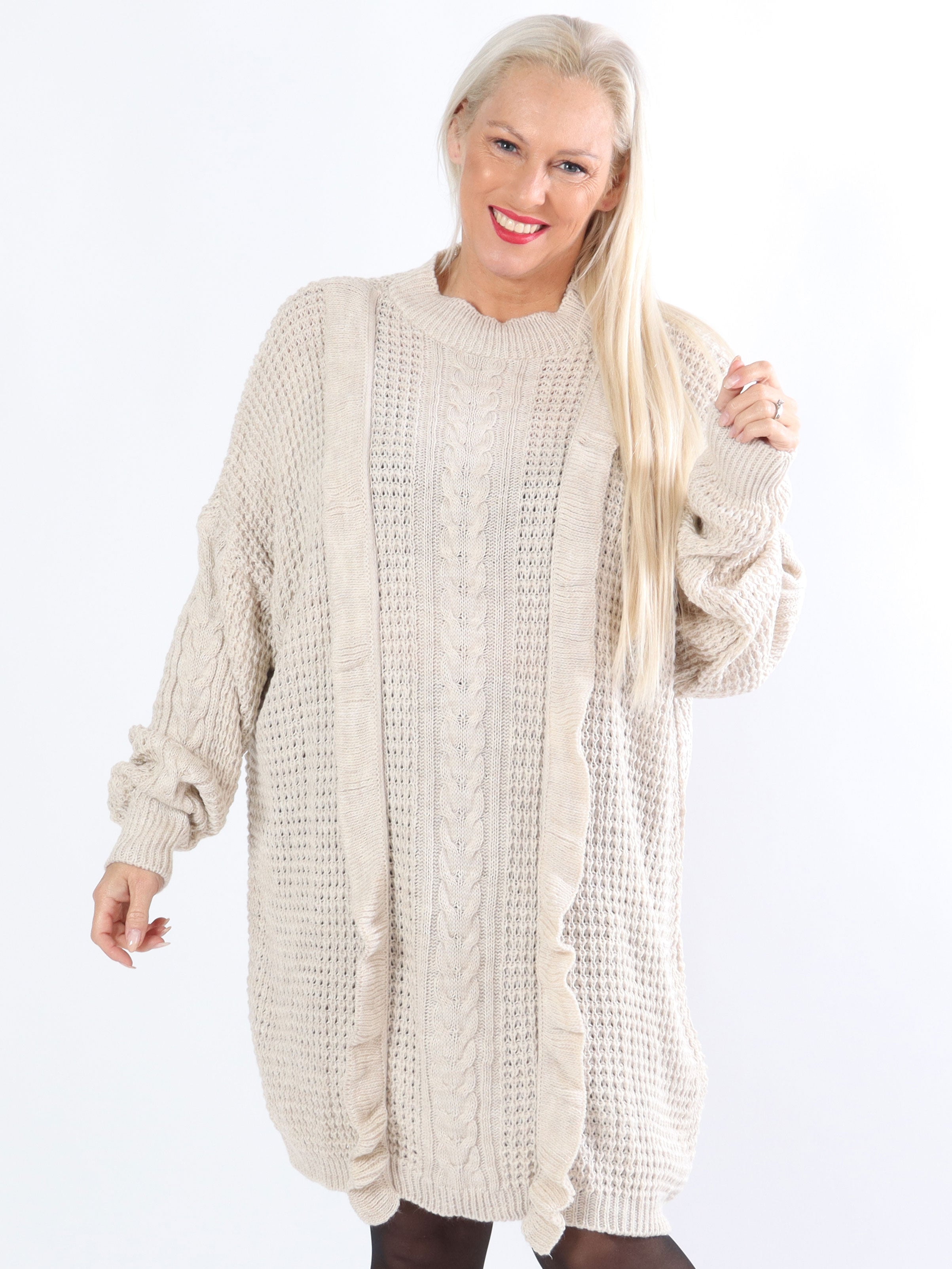 Lalisa - Strikkjole i plus size med kabelstrik og flæser